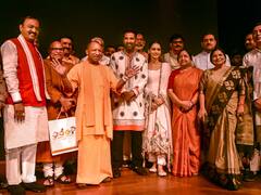 In Pics: सम्राट पृथ्वीराज की स्पेशल स्क्रीनिंग के बाद सीएम योगी ने कलाकारों का किया अभिनंदन, देखें तस्वीरें