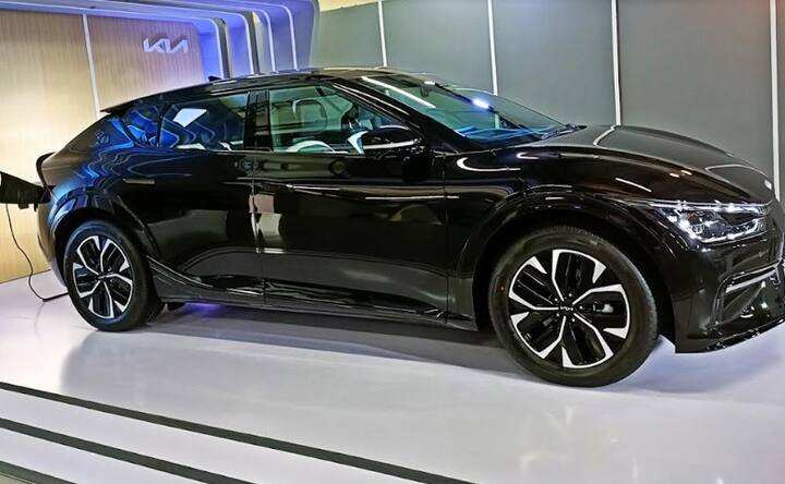 કિંમતઃ- કિયા EV6ને 59.95 લાખ રૂપિયા (એક્સ-શૉરૂમ)ની શરૂઆતી કિંમત પર લૉન્ચ કરવામાં આવી છે. વળી આના ઓલ વ્હીલ ડ્રાઇવ મૉડલની કિંમત 64.95 લાખ રૂપિયા છે. આની બુકિંગ 12 શહેરોમાં 15 ડીલરશીપ પર શરૂ કરી દેવામાં આવી છે. ઉલ્લેખનીય છે કે, કિયા પોતાની ઇલેક્ટ્રિક કારની ડિલીવરી સપ્ટેમ્બરથી શરૂ કરવાની છે. ભારતમાં Hyundai Ioniq 5 અને Volvo XC40 રેન્જ જેવા મૉડલોને ટક્કર આપશે.