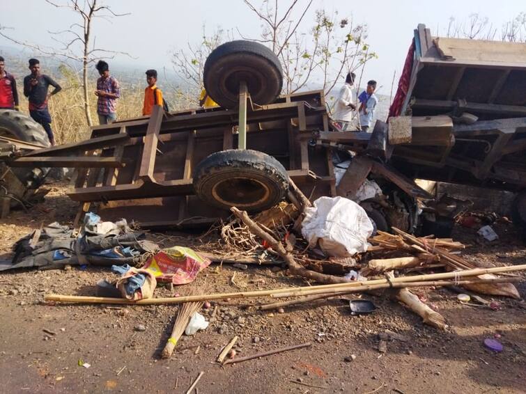 Nashik Major Accident six people were killed on the spot in a tragic accident near Mount Markandey Nashik Major Accident : नाशिक येथील मार्कंडेय पर्वताच्या पायथ्याशी भीषण अपघात, सहा जण जागीच ठार