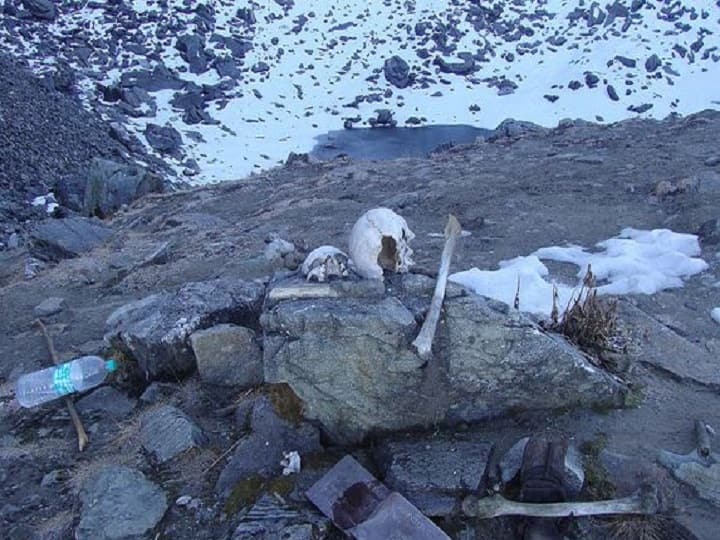 Uttarakhand: What is the mystery of Roopkund lake, which is called the lake with skeletons Uttarakhand: 'इंसानी कंकालों' से पटी पड़ी है भारत की यह झील! अब तक वैज्ञानिक भी नहीं सुलझा पाए गुत्थी