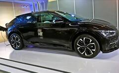 PHOTOS: માર્કેટમાં આવી KIAની ઇલેક્ટ્રિક કાર EV6, 528 કિમીની જબરદસ્ત રેન્જ, ને કિંમત 59.95 લાખ રૂપિયા......