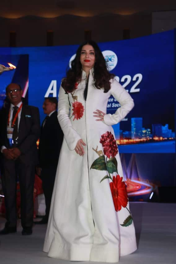 Aishwarya Rai Bachchan Photos: व्हाइट ड्रेस में बला की खूबसूरत लगीं ऐश्वर्या राय बच्चन, फोटोज से नहीं हटा पाएंगे नजर