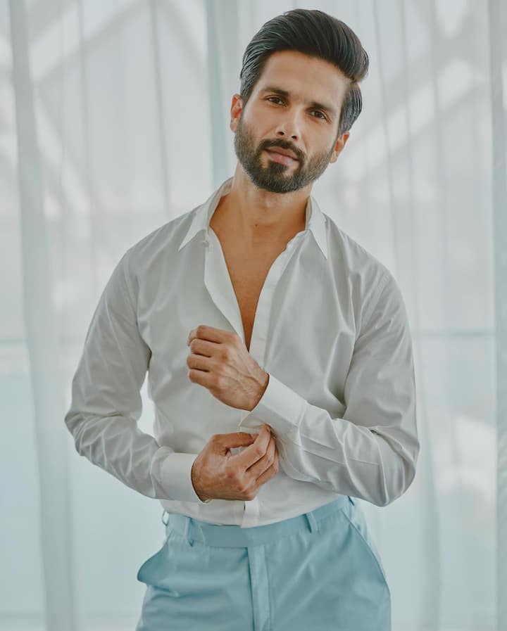 फोटोज में शाहिद कपूर बेहद स्टाइलिश पोज दे रहे हैं, जो लोगों को दीवाना बना रही है.