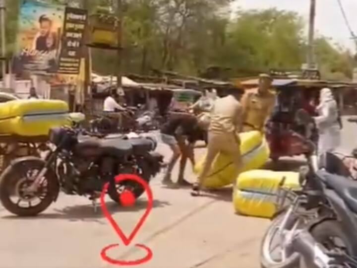 two policeman of uttar pradesh helps old man video got viral Watch: बुजुर्ग की मदद के लिए फौरन दौड़े यूपी के ये दो पुलिसवाले, वायरल हुआ वीडियो