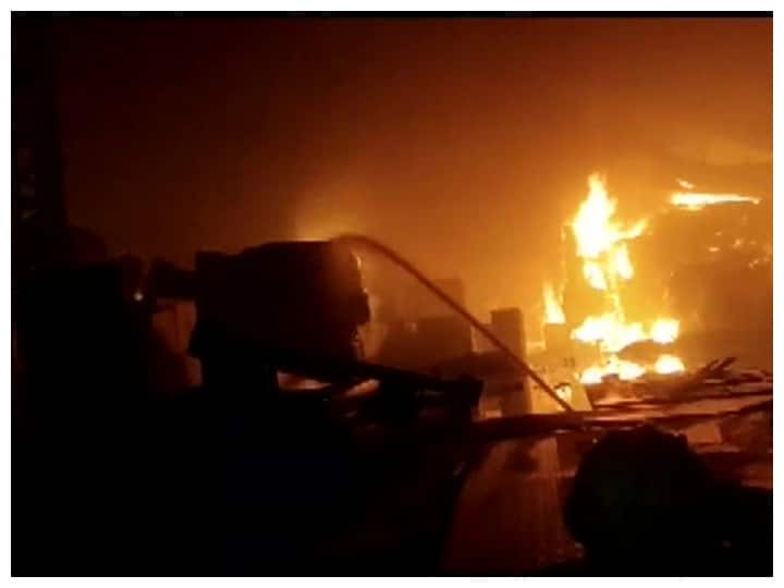 A massive fire broke out at a godown of a shipping company in Visakhapatnam  Andhra Pradesh: विशाखापत्तनम में एक शिपिंग कंपनी के गोदाम में लगी भीषण आग, 7 लोग जख्मी