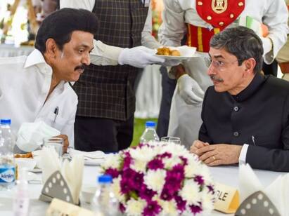 cm stalin met governor r n ravi at Guindy Raj bhavan நிலுவையில் 21 சட்ட மசோதாக்கள்: ஆளுநர் ஆர்.என்.ரவியை நேரில் சந்தித்த முதலமைச்சர்!