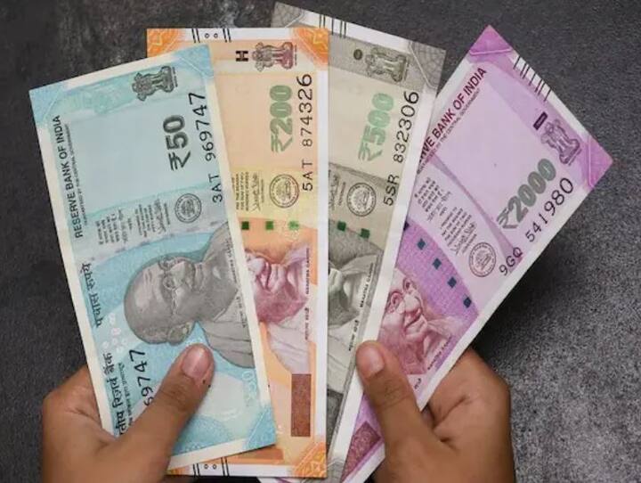 ਕੇਂਦਰ ਸਰਕਾਰ ਵੱਲੋਂ ਸਾਲ 2015 ਵਿੱਚ ਅਟਲ ਪੈਨਸ਼ਨ ਯੋਜਨਾ ਸ਼ੁਰੂ ਕੀਤੀ ਗਈ ਸੀ। ਉਸ ਸਮੇਂ ਇਹ ਯੋਜਨਾ ਅਸੰਗਠਿਤ ਖੇਤਰਾਂ ਵਿੱਚ ਕੰਮ ਕਰਨ ਵਾਲੇ ਲੋਕਾਂ ਲਈ ਸ਼ੁਰੂ ਕੀਤੀ ਗਈ ਸੀ, ਪਰ ਮੌਜੂਦਾ ਸਮੇਂ ਵਿੱਚ 18 ਤੋਂ 40 ਸਾਲ ਦੀ ਉਮਰ ਦੇ ਹੋਰ ਲੋਕ ਵੀ ਇਸ ਯੋਜਨਾ ਦਾ ਲਾਭ ਲੈ ਸਕਦੇ ਹਨ। ਇਸ ਵਿੱਚ ਤੁਹਾਨੂੰ ਹੁਣ ਨਿਵੇਸ਼ ਕਰਨਾ ਪੈਂਦਾ ਹੈ ਅਤੇ ਬਾਅਦ ਵਿੱਚ 60 ਸਾਲ ਦੀ ਉਮਰ ਵਿੱਚ, ਜਮ੍ਹਾਂਕਰਤਾਵਾਂ ਨੂੰ ਪੈਨਸ਼ਨ ਮਿਲਣੀ ਸ਼ੁਰੂ ਹੋ ਜਾਂਦੀ ਹੈ। ਅਜਿਹੇ 'ਚ ਜੇਕਰ ਤੁਸੀਂ ਵੀ ਇਸ ਸਕੀਮ 'ਚ ਅਪਲਾਈ ਕਰਨਾ ਚਾਹੁੰਦੇ ਹੋ ਤਾਂ ਅਸੀਂ ਤੁਹਾਨੂੰ ਇਸ ਦੇ ਆਸਾਨ ਤਰੀਕੇ ਬਾਰੇ ਦੱਸਦੇ ਹਾਂ।