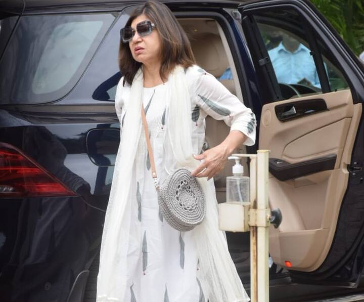 केके की अंतिम यात्रा के दौरान अलका याग्निक भावुक नज़र आईं. उन्होंने इस दौरान मीडिया से कोई बातचीत नहीं की.