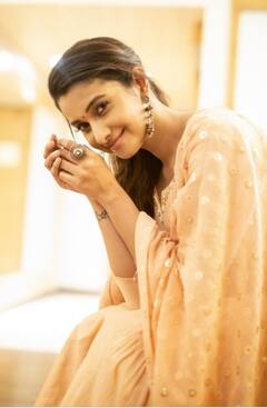 priya bhavani shankar pics: தங்க தாமரை மகளாக ஜொலிக்கும் ப்ரியா பவானி சங்கர்..!