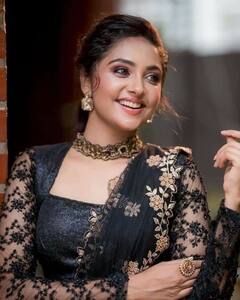 நடிகை ஸ்மிரிதி வெங்கட்டின் அழகழகான க்ளிக்ஸ்!