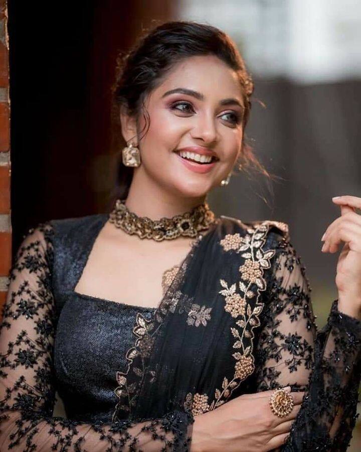 ஒரு தேவதை பார்க்கும் நேரம் இது மிக அருகினில் இருந்தும் தூரம் இது