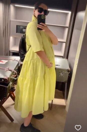 सोनम ने इस दौरान की अपनी फुल लुक भी शेयर की. इसमें आप देख सकते हैं कि सोनम कपूर ने ड्रेस के साथ शूज पहने हैं.