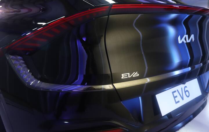 ఒక్కసారి చార్జ్ చేస్తే ఏకంగా 528 కిలోమీటర్ల దూరం ప్రయాణించవచ్చు.