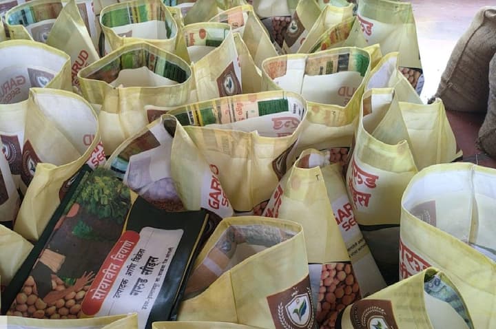 Maharashtra Sangli Crime News Raid on warehouse selling bogus soybean seeds in Islampur 23 lakh 50 thousand seeds confiscated Sangli Crime News : इस्लामपुरात सोयाबीनचं बोगस बियाणं विकणाऱ्या गोदामावर छापा; 23 लाख 50 हजाराचं बियाणं जप्त
