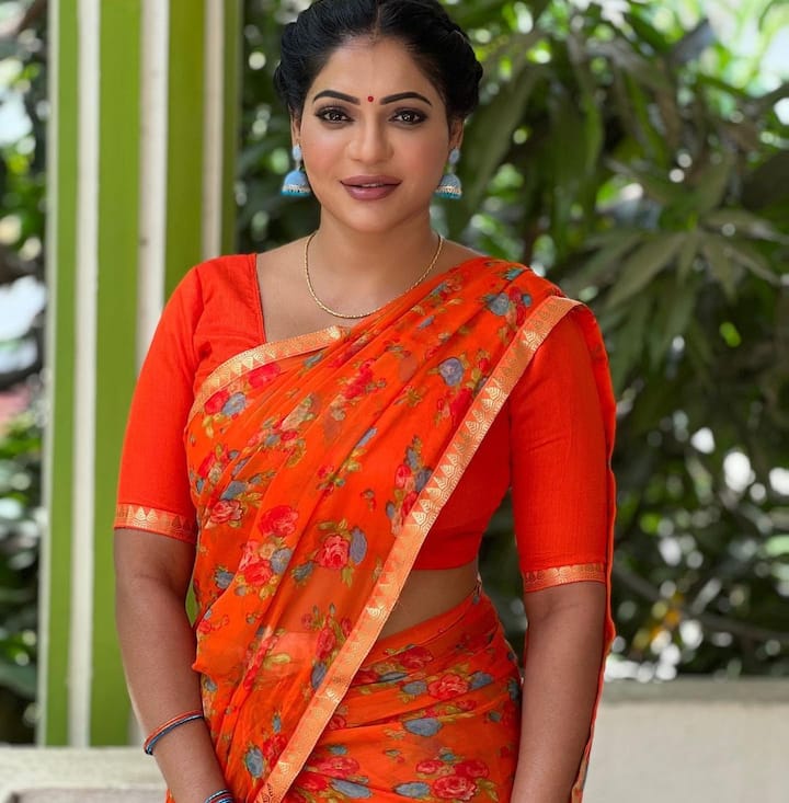 நீ ஒண்ணும் பெரிய பேரழகி இல்ல...தேறாத கூட்டத்தில் அழகா தெரியுறடி புள்ள..