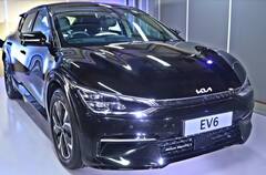 PHOTOS: માર્કેટમાં આવી KIAની ઇલેક્ટ્રિક કાર EV6, 528 કિમીની જબરદસ્ત રેન્જ, ને કિંમત 59.95 લાખ રૂપિયા......