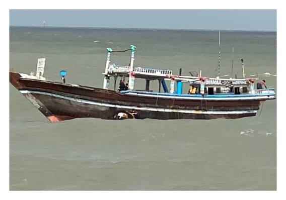 Indian Coast Guard: भारतीय कोस्ट गार्ड की बड़ी कार्रवाई, पाकिस्तानी नाव के साथ 7 लोग पकड़े गए Indian Coast Guard: भारतीय कोस्ट गार्ड की बड़ी कार्रवाई, पाकिस्तानी नाव के साथ 7 लोग पकड़े गए