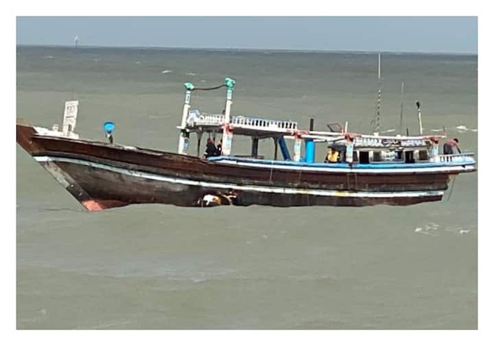 Indian Coast Guard 7 people caught with Pakistani boat Indian Coast Guard: भारतीय कोस्ट गार्ड की बड़ी कार्रवाई, पाकिस्तानी नाव के साथ 7 लोग पकड़े गए