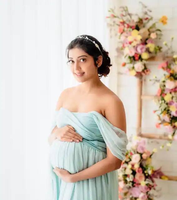 Pranitha Subhash Pics: સાઉથ સિનેમાની સુપરસ્ટાર એક્ટ્રેસ પ્રણિતા સુભાષ (Pranitha Subhash) ખુબ જ લોકપ્રિય છે. તાજેતરમાં જ પ્રણિતા સુભાષે પોતાના ઓફિશિયલ ઇન્સ્ટાગ્રામ પર લેટેસ્ટ તસવીરો શેર કરી છે, જેમાં તે પોતાનો બેબી બમ્પ ફ્લૉન્ટ કરતી દેખાઇ રહી છે.
