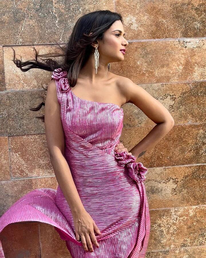 బిగ్‌బాస్ బ్యూటీ అరియానా గ్లోరీకి అభిమానులు ఎక్కువైపోతున్నారు.   -Image Credit:Ariyana Glory/Instagram