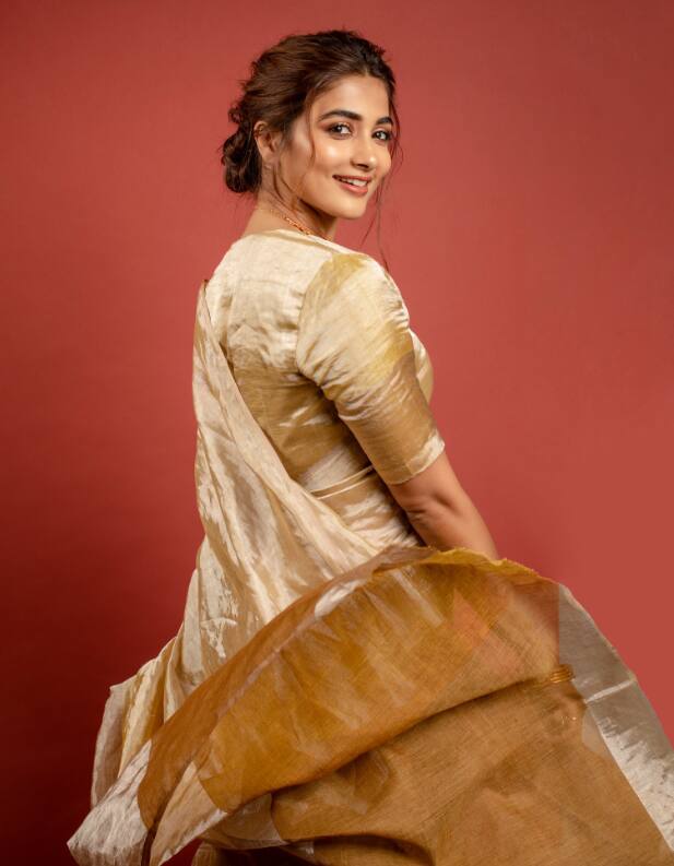நீதானே நீதானே என் கண்கள் தேடும் இன்பம் உயிரின் திரையில் உந்தன் பிம்பம்