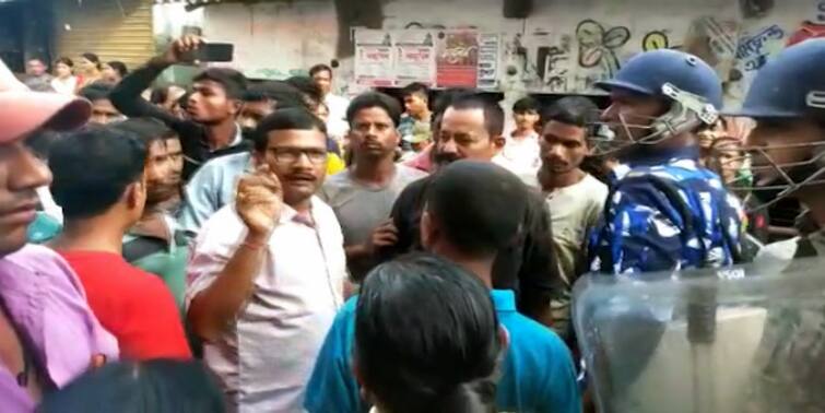 Purba Medinipur : Customers of Tamluk SBI GSK show agitation as they did not get trace of their money in passbook Tamluk : ব্যাঙ্কের পাসবই আপডেট করতেই 'চক্ষু চড়কগাছ', তমলুকে এসবিআইয়ের গ্রাহক সেবা কেন্দ্রে বিক্ষোভ গ্রাহকদের