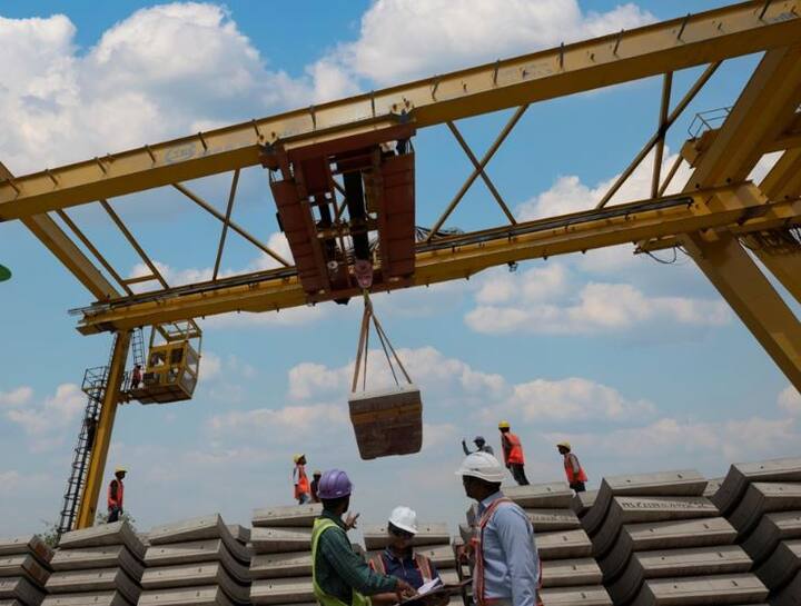 आरआरटीएस ट्रेनों के परीक्षण और रखरखाव के लिए दुहाई डिपो में 11 स्टेबलिंग लाइन, 2 वर्कशॉप लाइन, 3 इंटरनल-बे लाइन (आईबीएल) और एक हेवी इंटरनल क्लीनिंग (एचईसी) लाइन का निर्माण किया जा रहा है, जिनमें एक वर्कशॉप और एक आईबीएल लाइन का निर्माण अंतिम चरण में हैं, जबकि बाकी लाइनों का निर्माण पूरा हो चुका है.  फोटो साभार- (नेशनल कैपिटल रीजन ट्रांसपोर्ट कॉरपोरेशन ट्विटर)