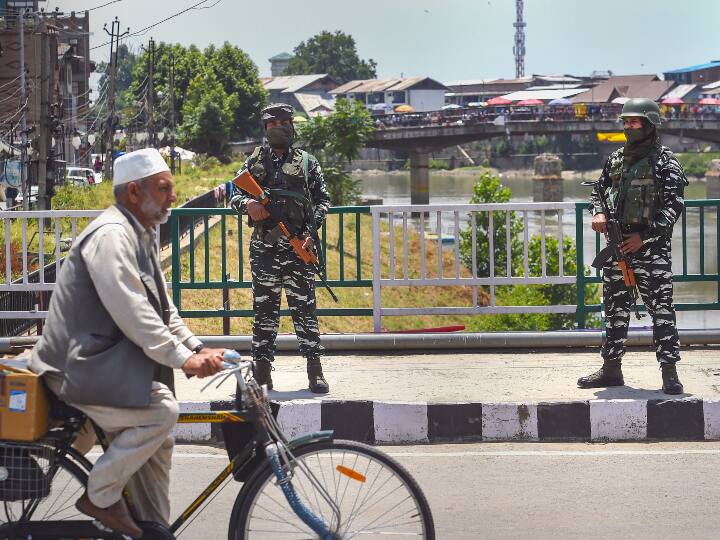 Target Killing In Jammu Kashmir: government to transfer Hindu employees to ensure security ANN Target Killing: माहौल ख़राब करने की हो रही कोशिश, अल्पसंख्यक कर्मचारियों को सुरक्षित स्थानों पर भेजा जा रहा