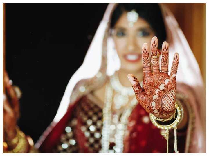 पहचान न खोएं: हमारे यहां भारतीय दुल्हन अच्छी पत्नी और दुल्हन बनने के कारण अपनी पहचान तक खो देती हैं. शादी के बाद अपनी पहचान को बना कर रखें अपने विचारों और राय को सबके सामने रखें.