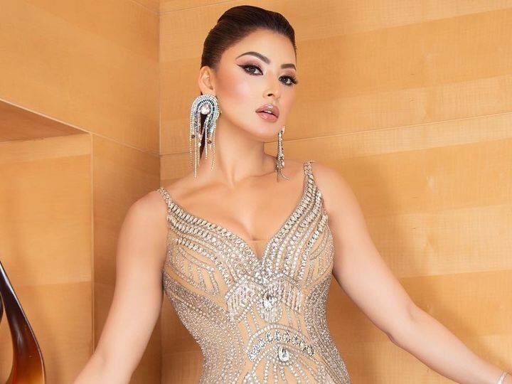 बॉलीवूड अभिनेत्री उर्वशी रौतेलाने आपल्या उत्कृष्ट अभिनयाच्या जोरावर फार कमी वेळात करोडो प्रेक्षकांची मने जिंकली आहेत.(photo:urvashirautela/ig)