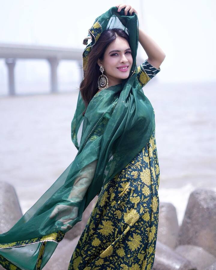 बता दें कि सोशल मीडिया पर नेहा को करीब 3.2 मिलियन फॉलोवर्स हैं. जो उनकी हर पोस्ट का बेसब्री से इंतजार करते हैं.
