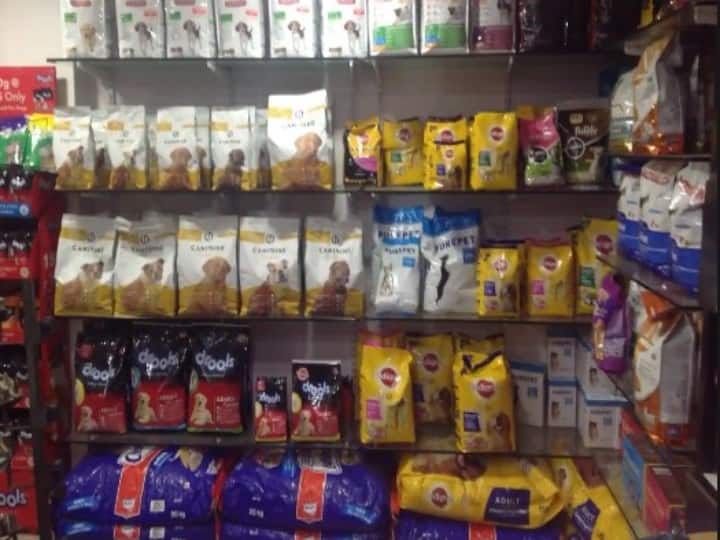 चौबीस घंटे खुली रहती है ये दुकान, सामान लेने पर दुकानदार नहीं लेता पैसे, जानें इस अनोखी दुकान की कहानी Gujarat: This shop is open round the clock, the shopkeeper does not take money for taking goods चौबीस घंटे खुली रहती है ये दुकान, सामान लेने पर दुकानदार नहीं लेता पैसे, जानें इस अनोखी दुकान की कहानी