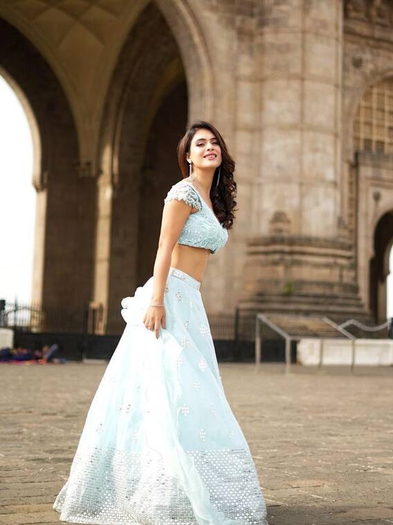 नेहा मलिक ने लहंगे में फ्लॉन्ट किया 'परफेक्ट फिगर'