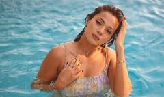 ટીવી સ્ટાર થઇ હદથી વધારે બૉલ્ડ, બિકીની પહેરીને નહાતી તસવીરોથી ઇન્ટરનેટ પર મચાવી ધમાલ, જુઓ......