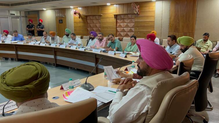 Rural Development Department will cultivate arable land on its own without bidding: Kuldeep Dhaliwal ਪੇਂਡੂ ਵਿਕਾਸ ਵਿਭਾਗ ਬੋਲੀ ਨਾ ਲੱਗਣ 'ਤੇ ਵਾਹੀਯੋਗ ਸ਼ਾਮਲਾਟ ਜ਼ਮੀਨਾਂ ‘ਤੇ ਖੁਦ ਖੇਤੀ ਕਰੇਗਾ: ਕੁਲਦੀਪ ਧਾਲੀਵਾਲ