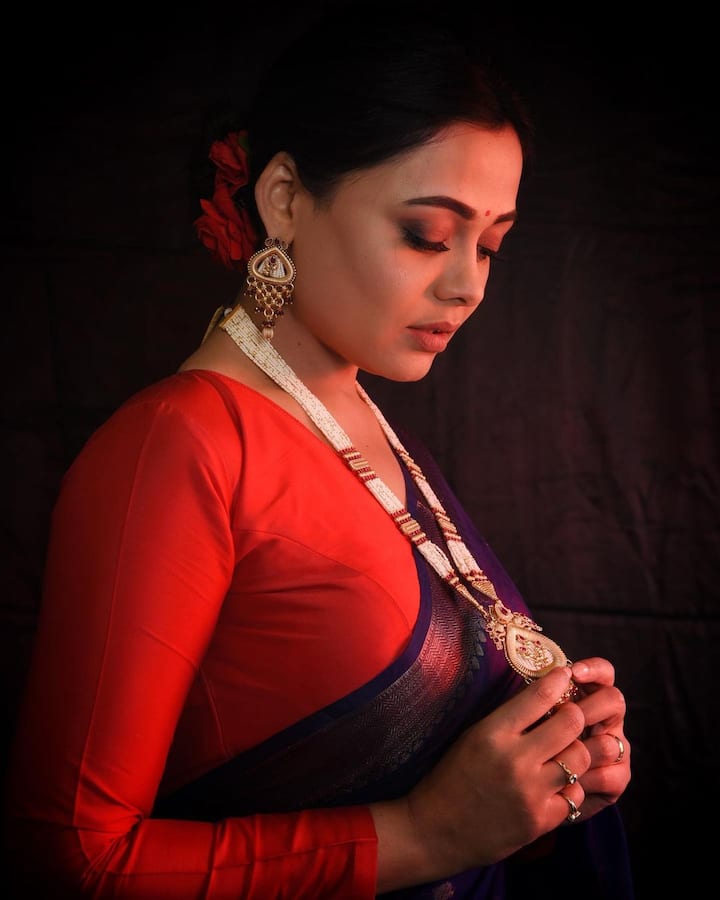 प्रार्थनाच्या गळ्यात मोत्याचा हार अगदी शोभून दिसत आहे. (Photo : @prarthana.behere/IG)