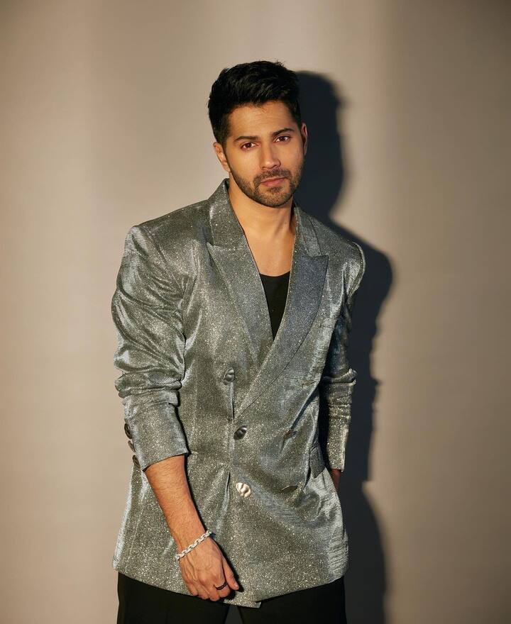वरुण धवन बी-टाउन के उभरते सितारे हैं, जिन्होंने ‘स्टूडेंट ऑफ द ईयर’ से बॉलीवुड में डेब्यू किया था. हालांकि, इससे पहले उन्होंने एमएडी नामक एक प्रोडक्शन हाउस में इंटर्नशिप की थी, जिसके लिए उन्हें 2 हजार रुपए मिले थे और उन्होंने ये पैसे अपनी मां को दिए थे.