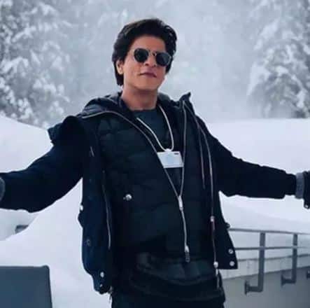 शाहरुख खान बॉलीवुड के सबसे महंगे एक्टर्स में से एक हैं और उनके पास करोड़ों की संपत्ति है. लेकिन क्या आप जानते हैं कि, उनकी पहली सैलरी सिर्फ 50 रुपए थी. जी हां, पंकज उधास के एक संगीत कार्यक्रम में काम करते हुए शाहरुख को 50 रुपए तनख्वाह मिली थी, जिसे उन्होंने ट्रेन से आगरा जाने पर खर्च किए थे.