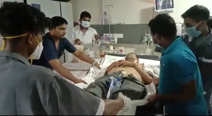 हम बात कर रहे हैं भिलाई के सेक्टर 2 में रहने वाले समाजसेवी वशिष्ठ नारायण मिश्रा की. वशिष्ठ नारायण मिश्रा पिछले 20 सालों से लोगों की ऐसी निस्वार्थ सेवा कर रहे हैं. जिसकी वजह से अब उन्हें पूरे जिले में ग्रीन कॉरिडोर मैन के नाम से लोग जानने लगे हैं. हम ऐसा इसलिए कह रहे हैं क्योंकि वशिष्ठ नारायण मिश्रा ने ग्रीन कॉरिडोर बनवा कर अब तक लगभग सैकड़ों जिंदगियां बचा चुके है.