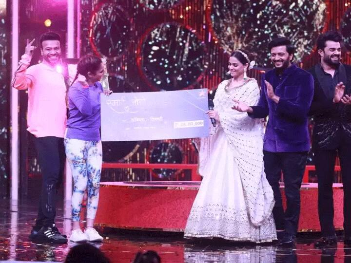 smart jodi: tv star couple ankita lokhande and vicky jain won smart jodi show trophy ટીવીનુ આ સ્ટાર કપલ બન્યુ Smart Jodi, બન્નેને ટ્રૉફી સાથે મળી આટલી મોટી રકમ, જાણો