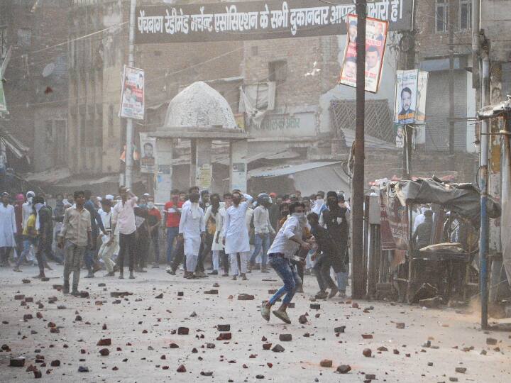 Kanpur violence muslim protestors stone pelting on police key points Kanpur Violence: कानपुर में भड़की हिंसा पर सख्त हुई योगी सरकार, आरोपियों पर लगेगा गैंगस्टर एक्ट, जब्त होंगी संपत्तियां | 10 बड़ी बातें