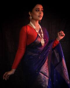 PHOTO: निळ्या बनारसी साडीत प्रार्थना बेहेरेचा ग्लॅमरस अवतार; पाहा फोटो!