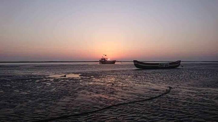 6. रानगाव - रानगाव हा ही एक शांत समुद्रकिनारा आहे. संध्याकाळी सूर्यास्ताच्या वेळी इथले वातावरण अत्यंत रम्य होऊन जाते. कसे जाल? - रानगाव समुद्रकिनाऱ्यावर जाण्यासाठी वसई रेल्वे स्थानकातून रिक्षा पकडावी.