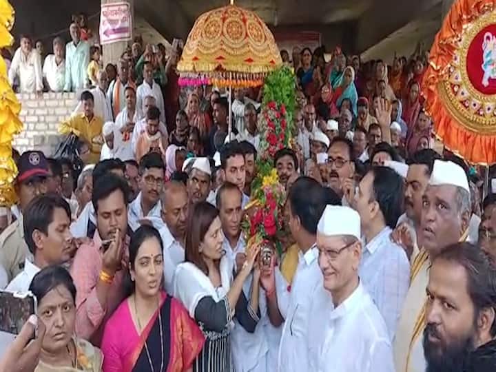 Sant Muktai Palkhi Ashadhi Wari 2022 Pandharpur Jalgaon latest Update Sant Muktai Palkhi : मुक्ताईनगरहून संत मुक्ताईच्या पालखीचं जयघोषात पंढरीकडे प्रस्थान