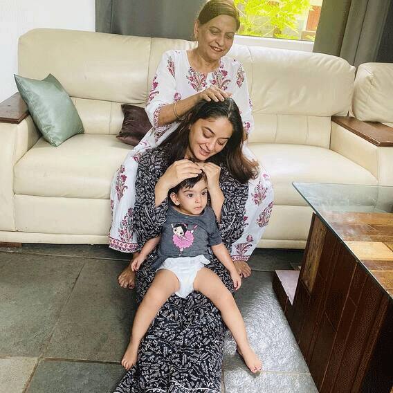 बिग बॉस के कंटेस्टेंट रहे जय भानुशाली की पत्नी माही विज भी अपने परिवार का ध्यान रखती हैं. माही और उनकी सास अनु भानुशाली के बीच काफी अच्छे रिश्ते हैं. दोनों मां बेटी जैसा रिलेशन शेयर करती हैं.