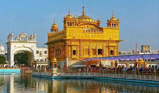 अमृतसर - दुनिया के सबसे पवित्र शहरों में से एक अमृतसर पंजाब का भी सबसे अहम शहर माना जाता है. यहां सिखों का सबसे बड़ा गुरूद्वारा स्वर्ण मंदिर मौजूद है. साथ ही अमृतसर अपने खान-पान के लिए भी जाना जाता है. ये शहर इतिहास में कई बड़ी लड़ाइयों का भी गवाह रहा है साथ ही सिख शासन के दौरान भी बेहद समृद्ध शहर रहा है. यहां आप जलियावाला बाग, बाघा बॉर्डर, तरन तारन, दुर्ग्याणा मंदिर और खरउद्दीन मस्जि जैसी ऐतिहासिक जगहों पर जा सकते हैं.