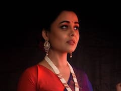 PHOTO: निळ्या बनारसी साडीत प्रार्थना बेहेरेचा ग्लॅमरस अवतार; पाहा फोटो!