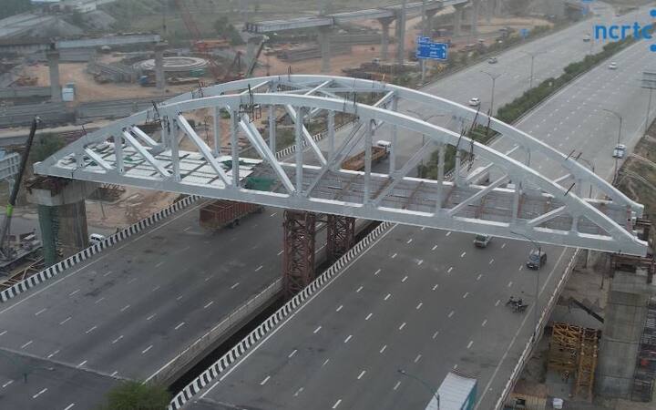 आरआरटीएस ट्रेनों के परीक्षण और रखरखाव के लिए दुहाई डिपो में 11 स्टेबलिंग लाइन, 2 वर्कशॉप लाइन, 3 इंटरनल-बे लाइन (आईबीएल) और एक हेवी इंटरनल क्लीनिंग (एचईसी) लाइन का निर्माण किया जा रहा है, जिनमें एक वर्कशॉप और एक आईबीएल लाइन का निर्माण अंतिम चरण में हैं, जबकि बाकी लाइनों का निर्माण पूरा हो चुका है.  फोटो साभार- (नेशनल कैपिटल रीजन ट्रांसपोर्ट कॉरपोरेशन ट्विटर)