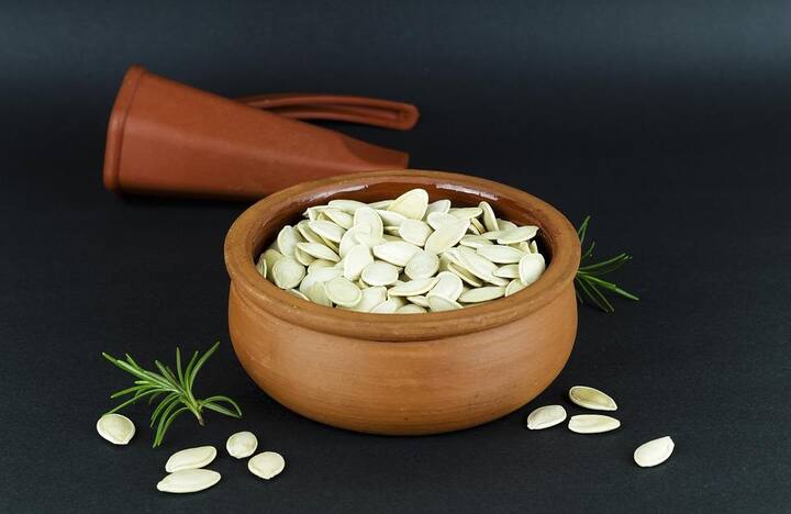 কুমড়োর দানা- বেশিরভাগ ক্ষেত্রেই বহু মানুষ কুমড়ো রান্না করার আগে তার মধ্যে থাকা দানা ফেলে দেন। বিশেষজ্ঞরা জানাচ্ছেন, কুমড়োর ভিতরে থাকা দানা স্বাস্থ্যের জন্য অত্যন্ত উপকারী। এতে থাকা ম্যাগনেশিয়াম, পটাশিয়াম, অ্যামিনো অ্যাসিড রক্তচাপ নিয়ন্ত্রণে রাখতে সাহায্য করে। যাঁদের উচ্চ রক্তচাপের সমস্যা রয়েছে, তাঁদের জন্য এটি দারুণ কার্যকরী।