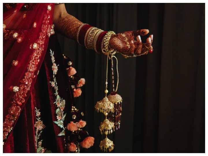 अजीब लगेगा सब: नई नई शादी के बाद सबके साथ होता है कि वह सामने वाले के साथ इतनी जल्दी खुल नहीं पाती. इसमें समय लगता है पर आपको धीरे धीरे उन्हें समझना होगा.